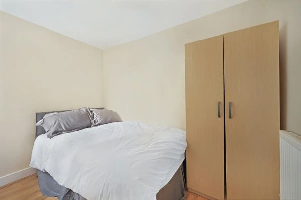 2 bedroom flat in London - Photo 1