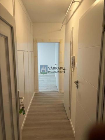 Kiadó felújított panel lakás - Székesfehérvár - Photo 2