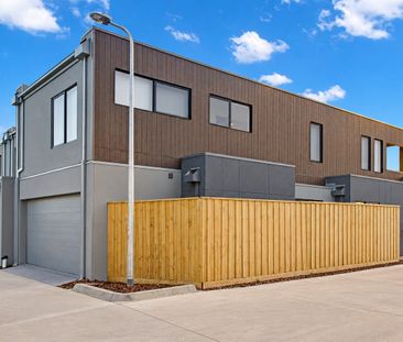 Modern 4-Bedroom Townhouse - Photo 6