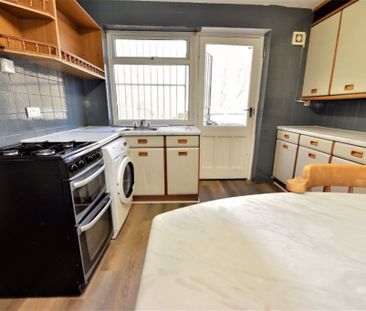 2 bedroom Flat in Queenswood Drive, Leeds - Photo 3