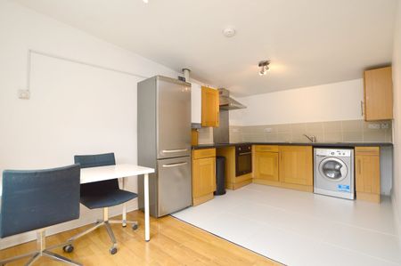 Terraced House to rent - Wells Park Road, London, SE26 - Photo 3