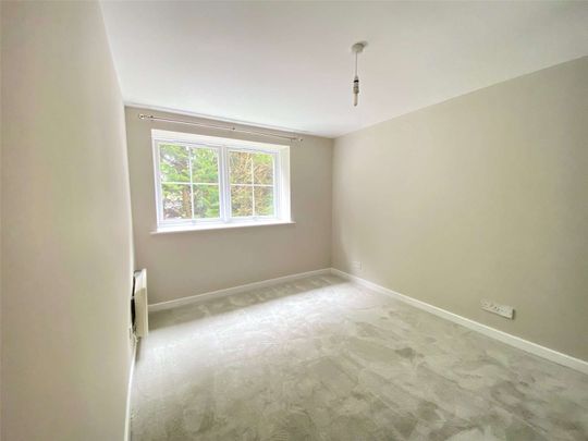 A contemporary apartment forming part of a modern development set in vibrant Crawley. - Photo 1