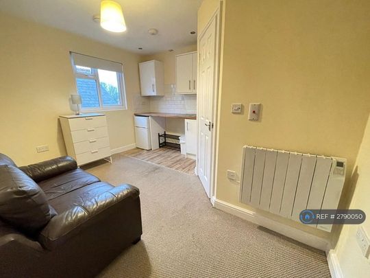 1 bedroom in a house share to rent - Photo 1