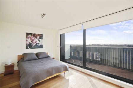 Bazalgette Court, Great West Road, London, W6 flat to rent - Photo 4