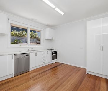 Spacious 2-Bedroom Unit Moments from Mordialloc Beach - Photo 3