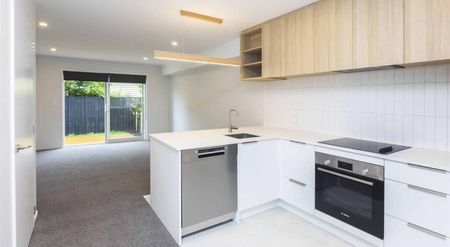 Spacious Three Bedroom Townhouse in Zone! - Photo 5