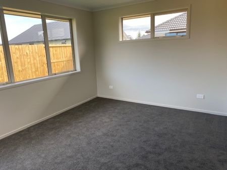 Modern Three Bedroom Home - Photo 4
