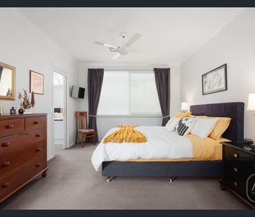 Charming Three-Bedroom Townhouse in Leafy Camberwell - Photo 4