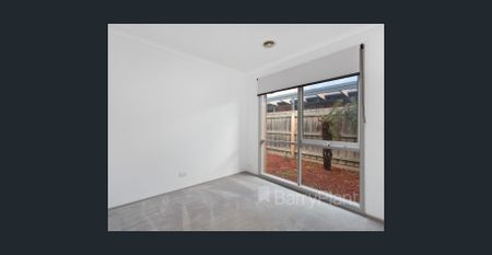 WELL MAINTAINED FAMILY HOME ! - Photo 2