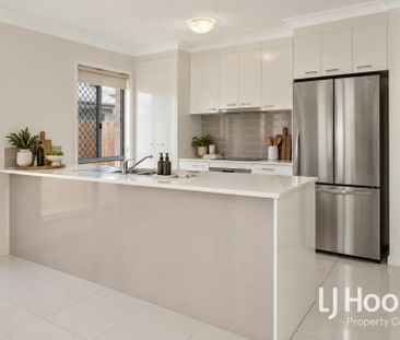 Contemporary Family Home - Spacious Living - Double Garage - Photo 4