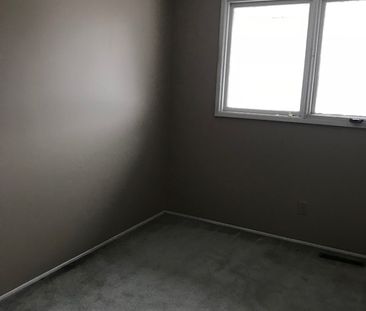 Townhouse in Thorncliffe - Photo 4