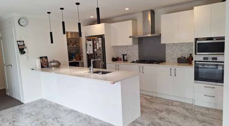 Modern Family Home - Photo 2