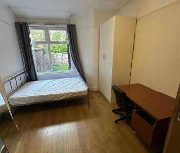 4 bedroom terraced house to rent - Photo 5