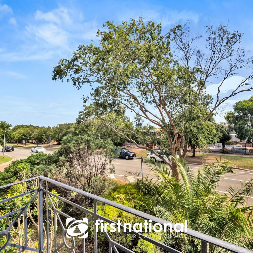 IMMACULATE TOWNHOUSE! - Photo 1