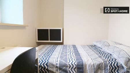 Bright room to rent in 9-bedroom house in Stoneybatter - Photo 5