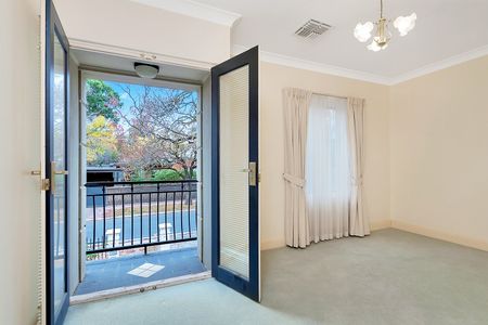 Prime Location! - Photo 4