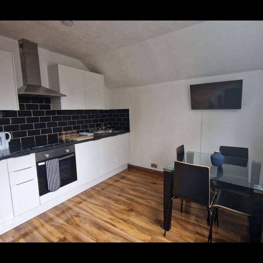 2 Bed Flat, Polygon Road, M8 - Photo 1