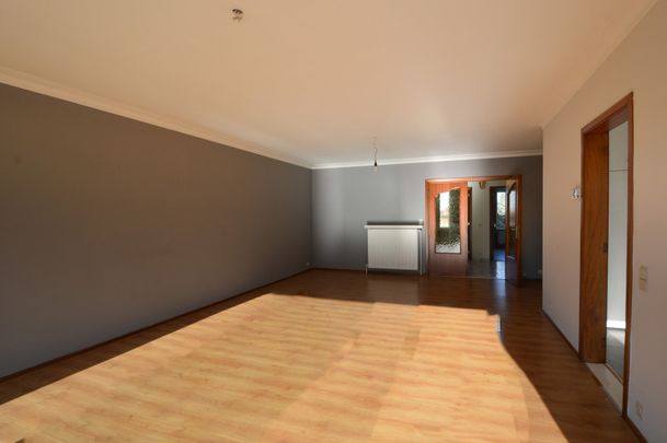 APPARTEMENT MET 2 SLAAPKAMERS EN GARAGE, MET ZICHT OP PARK - Photo 1