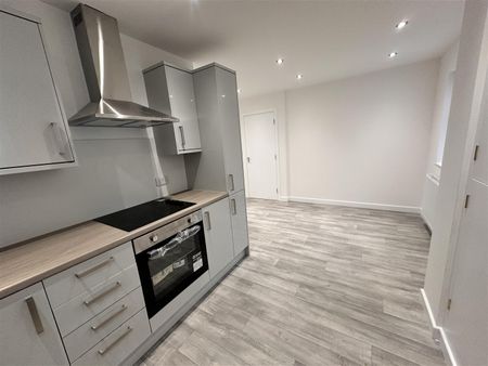 High Street, Neston - Photo 4