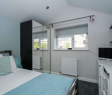 Modern with beautiful original features - Photo 6