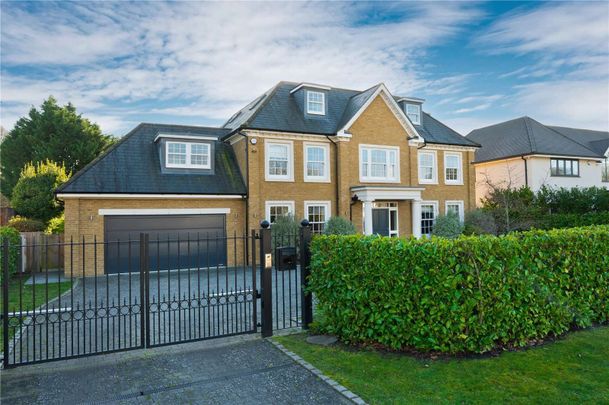 Stunning six-bedroom family home on a sought after private road. - Photo 1