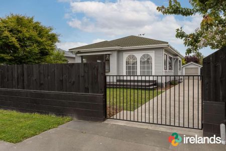 Stunning, Renovated, Three Bedroom Home - Photo 2
