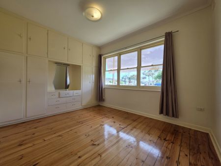 Beautiful family home, full of character! - Photo 2