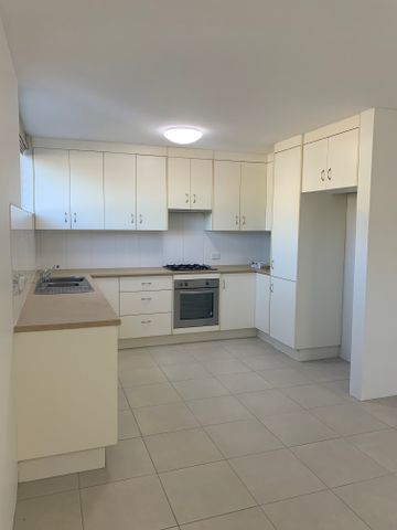 Spacious Coorparoo Unit with Air Conditioning - Photo 3