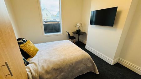 Hotel-Style Room – Renovated & Furnished - Photo 4