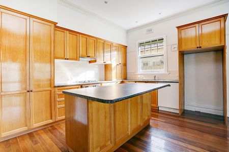 FAMILY HOME COMBINING PERIOD CHARM WITH MODERN LIVING - Photo 5