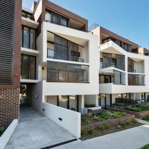 ULTRA MODERN ONE BEDROOM WITH SECURE PARKING! - Photo 3