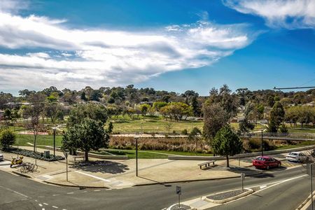 North facing with views over parkland! - Photo 5