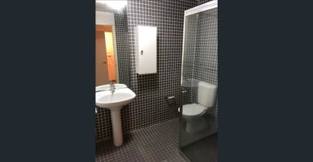 North-facing dual-level apartment - Photo 4