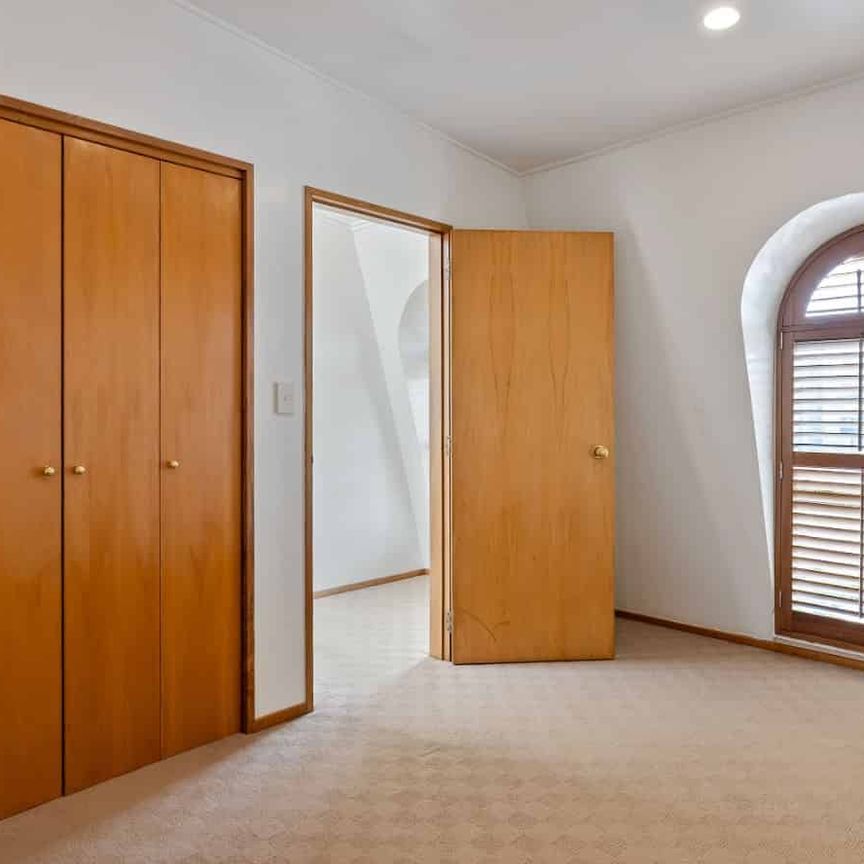 Central penthouse with great light and harbour views - Photo 1