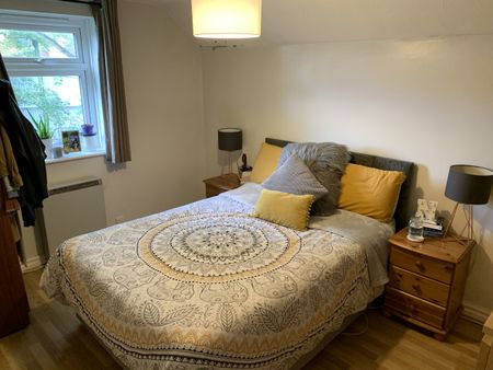 2 Bed Flat, Broomfield Lodge, LS6 - Photo 3