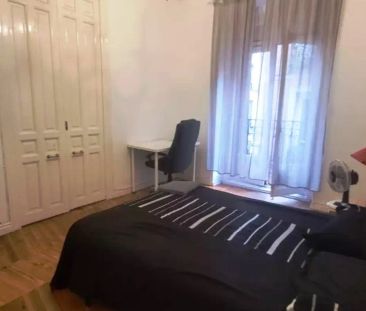 Room in a shared 5-bedroom apartment for rent in Embajadores, suitable for professionals and students - Photo 3