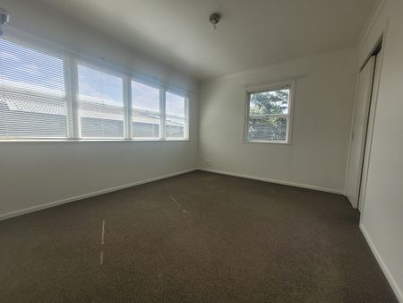 Large spacious 5 Bedroom home - Photo 4