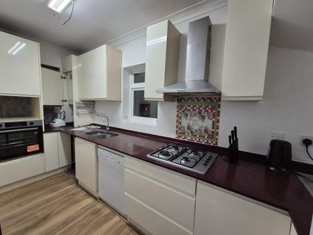 1 bedroom in a house share to rent - Photo 4