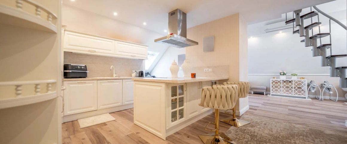 Altbaucharme trifft Komfort – Dachgeschosswohnung mit Klimaanlage - Photo 1