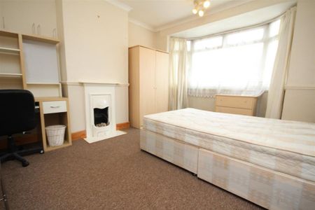 4 bedroom semi-detached house to rent - Photo 5