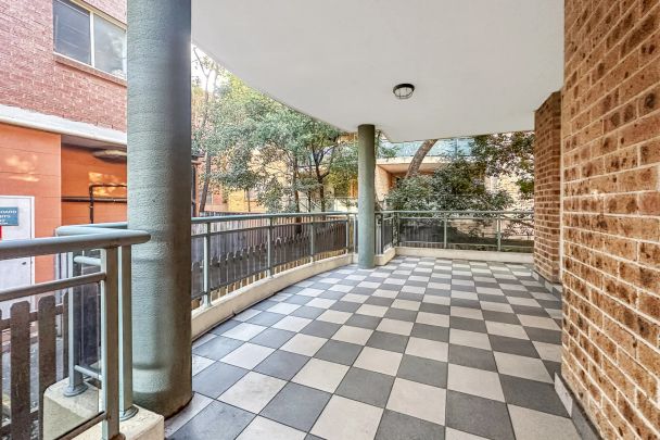 Spacious, Stunning & Conveniently Located Apartment For Lease - Photo 1