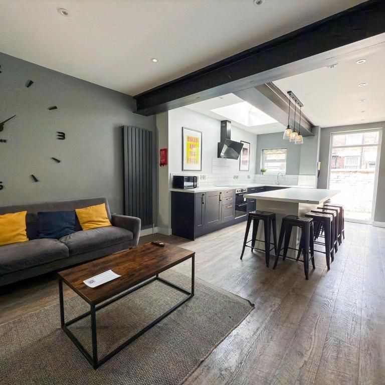 6 bedroom house to rent - Photo 1