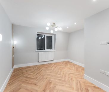 Flat 2, 33 Lawrence Buildings, London N16 - Photo 1