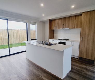 Stunning Family Home - Photo 2