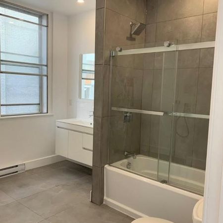 Apartement à louer / Apartment for Rent (top floor) - Photo 4