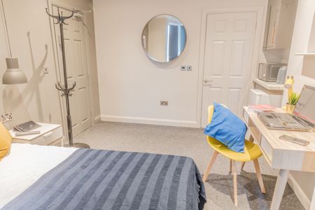 Popular Location, Popular House Share - Photo 2