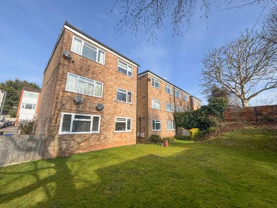 2 bed apartment to rent in Alpine Court, Kenilworth, CV8 - Photo 1