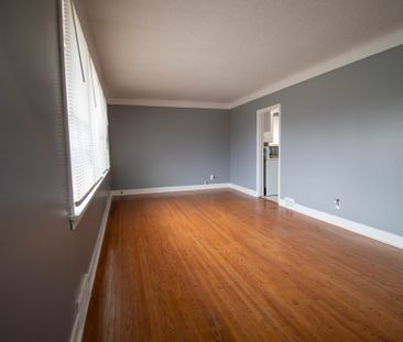 **CHARMING** 2-BEDROOM MAIN UNIT IN ST.CATHARINES!! - Photo 1