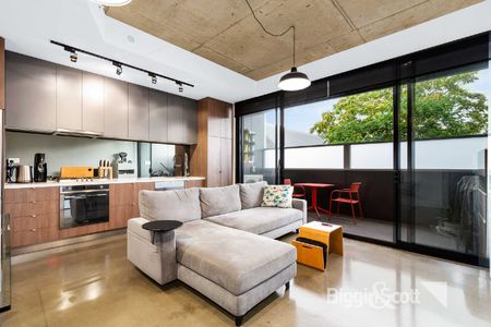 WELCOME TO THE 2 GIRLS BUILDING! SPACIOUS 1 BEDROOM APARTMENT WITH PRIVATE BALCONY - Photo 2