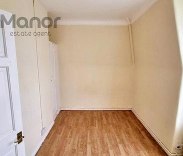 3 bedroom flat to rent - Photo 4